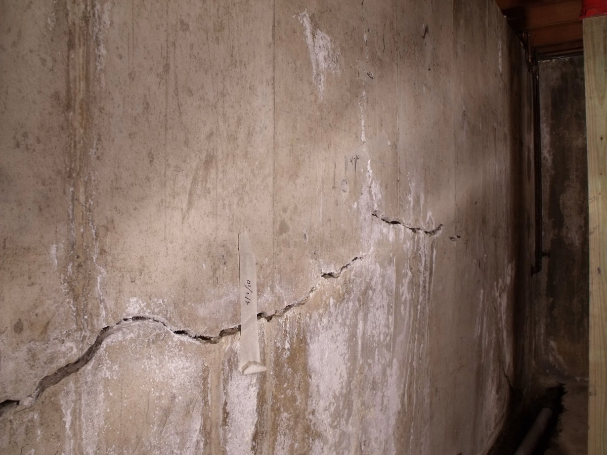 Severe-wall-cracks